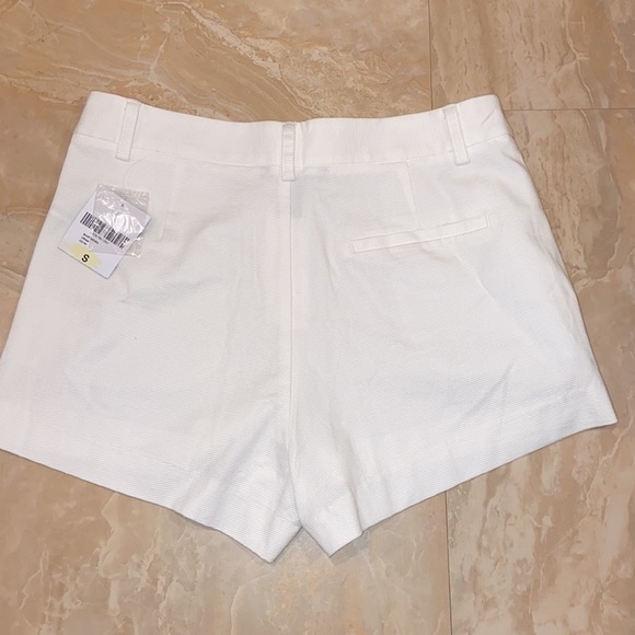 NWT. White Forever 21 Shorts. Extra Button Included. Size Small. - Picture 5 of 6